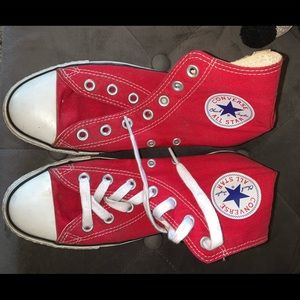 Red Woman’s 8 high top converse